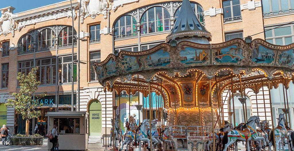 Schéma montrant l'espace nécessaire et les points de branchement pour installer un carrousel événementiel